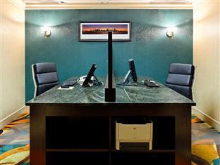 Hotel Wyndham Chicago O'hare 3*
